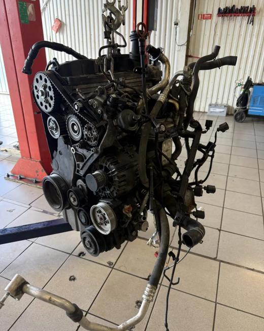 Motor upphängd i kedja i verkstaden